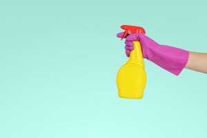 eine gelbe Sprühflasche zur Reinigung